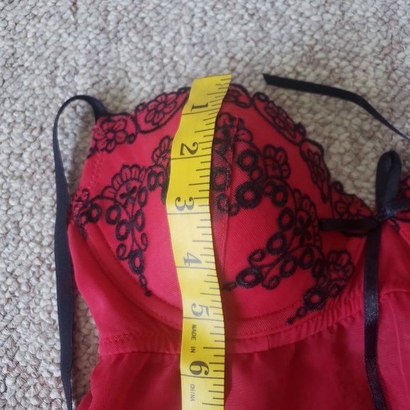 Red and black ruffled lingerie - Picture 7 of 9